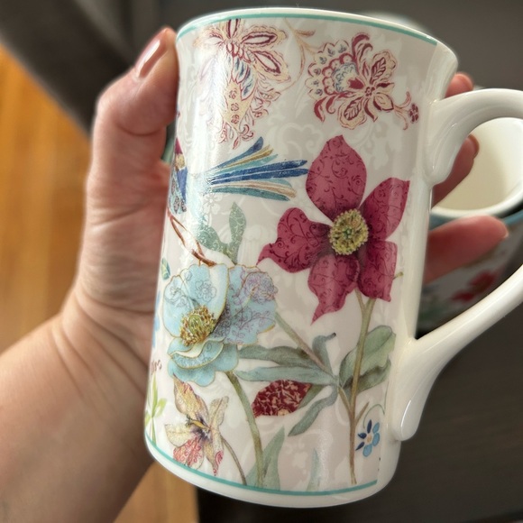 Lightahead Elegant Bone China Two Coffee Mugs Set in Decorative Box - Picture 4 of 12